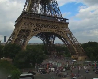 У Парижі закрили Ейфелеву вежу для туристів