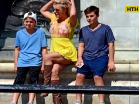 Бритни Спирс с сыновьями посетила Букингемский дворец