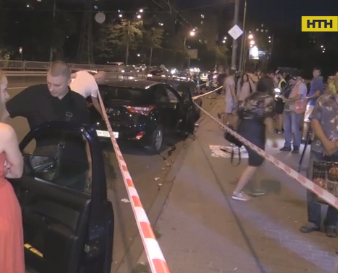 У Києві водій Skoda протаранив три припарковані автомобілі, загинув чоловік