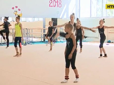 В тесноте и шуме вынуждена тренироваться сборная Украины по художественной гимнастике