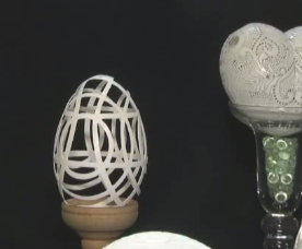 Полтавчанин Владимир Моторный превращает яичную скорлупу в произведение искусства