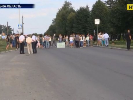 Жители Черкасской области перекрыли дорогу, на которой автобусы теряют колеса
