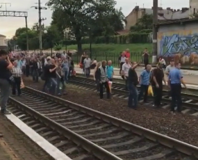 Во Львове пассажиры заблокировали железнодорожные пути