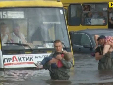 Во Львове ликвидируют последствия мощного ливня