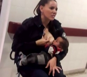 У Буенос-Айресі поліцейська грудьми нагодувала чужу дитину