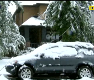 Негода накрила світ: Канаду засипало снігом, над Швейцарією навис водний смерч