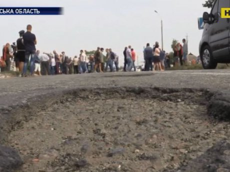 В Черкасской области люди вышли на пеший протест из-за ям на дороге