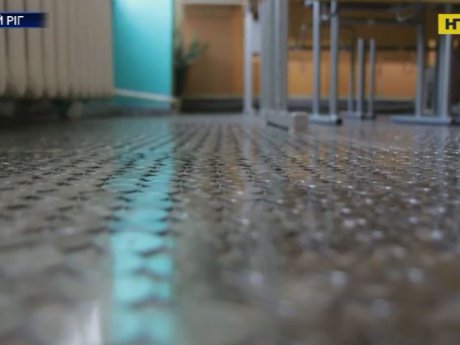 У Кривому Розі у шкільному кабінеті фізики з'явилася підлога із грошей