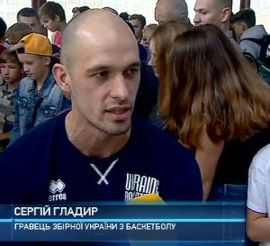 Десятки фанатов встретились со звездными баскетболистами украинской сборной
