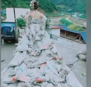 Китаянка сшила себе свадебное платье из мешков для цемента
