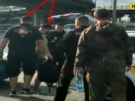 В Киеве трое мужчин с оружием захватили в заложники микроавтобус с людьми