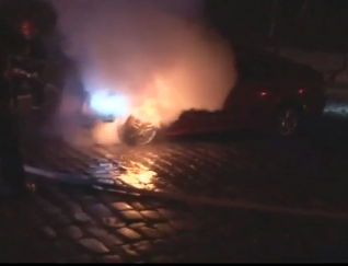У Львові посеред дороги загорілося таксі з пасажирами