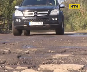 Немедленного ремонта дороги требуют жители десяти населенных пунктов Черкасской области