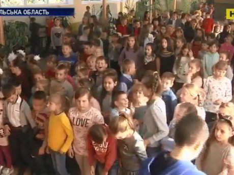 Понад 200 тисяч переглядів лише за кілька днів зібрали шалені танці в школі на Тернопільщині