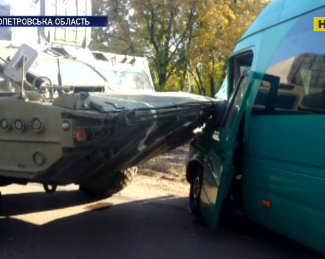 На Днепропетровщине военный БТР врезался в маршрутку