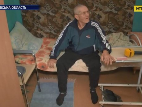 Скандал на Харківщині: санітарки знущалися зі старого інваліда і знімали це на відео