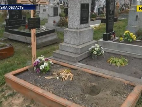 На Львівщині, на цвинтарі, на могилі бездітної пари виявили мертве немовля