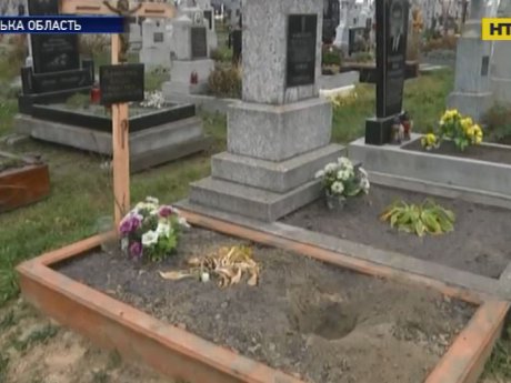 Полиция нашла женщину, которая зарыла своего новорожденного ребенка в могиле на сельском кладбище