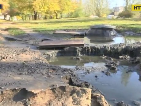 У Дніпрі мешканці двох житлових масивів страждають від фекального гейзеру