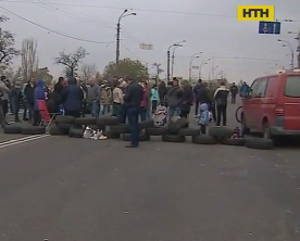 Жители двух многоэтажек перекрыли Харьковское шоссе в столице