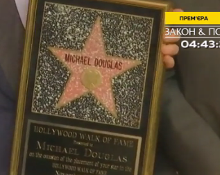 Майклу Дугласу вручили именную звезду на Аллее славы Голливуда