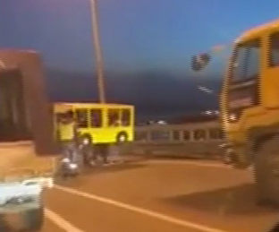 Мужчины притворились автобусом, чтобы пройти по мосту во Владивостоке
