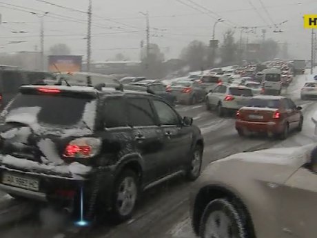 Первый снег спровоцировал транспортный коллапс в столице