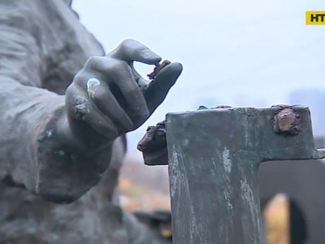 На Байковом кладбище, где похоронены тысячи известных украинцев, вандалы разрушают скульптуры