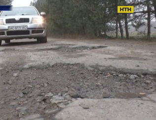 Мешканці Волині вимагають відремонтувати дорогу, яку розбили транзитні фури