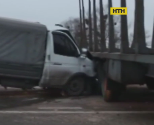 "Газель" на розвороті врізалася в лісовоза на Одеській трасі