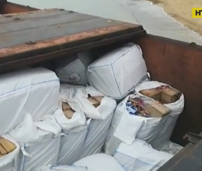 На Одещині на берег викинуло баржу з контрабандними товарами