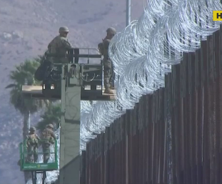 Белый дом разрешил военным стрелять в мигрантов на границе с Мексикой
