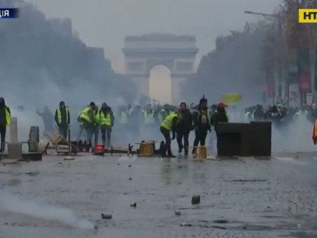 У Франції через масові протести зачинили Ейфелеву вежу