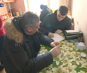 В Киеве коллекторы незаконно пытаются выбросить на улицу семью
