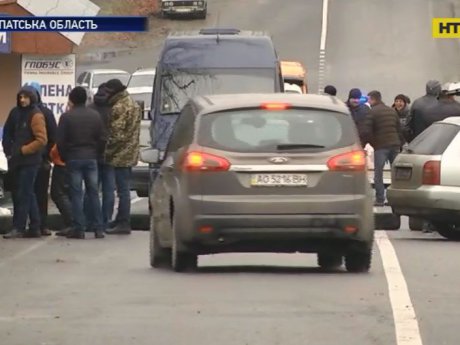 На Закарпатье евробляхерами полностью заблокирован пропускной пункт Малый Березный