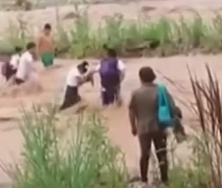 Школярі з Перу змушені діставатися школи вплав