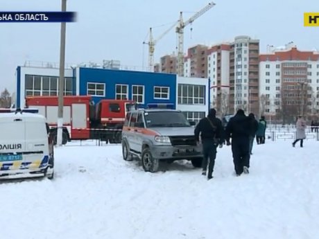 На Київщині від великої кількості снігу провалився дах над шкільним спортзалом