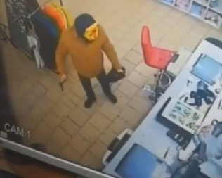 На Дніпропетровщині продавці крамниці самотужки затримали озброєного злочинця