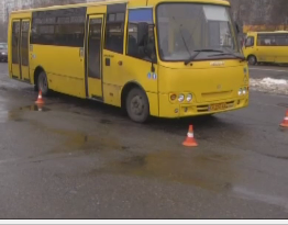 У Черкасах на зупинці громадського транспорту збили чоловіка