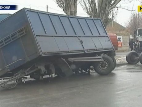 В Запорожье прицеп от фуры с тоннами семян подсолнечника ушел под землю