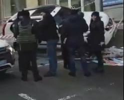 В Киеве неизвестные в масках стреляли в мужчину возле супермаркета