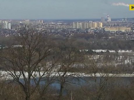 В Киеве ежедневно уничтожают деревья и парки