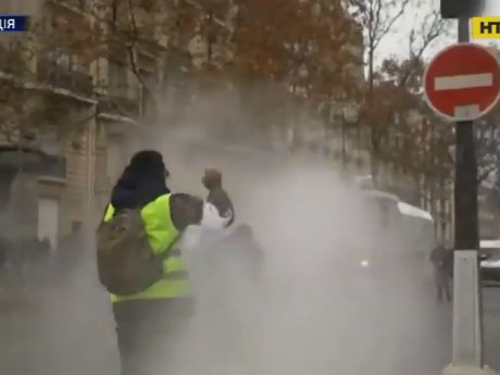Французы вновь вышли на улицы с масштабными акциями протеста