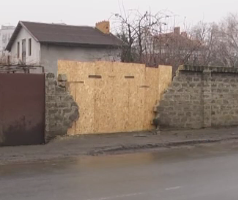 Мерседес збив двох людей і зніс кам’яний паркан в Одесі