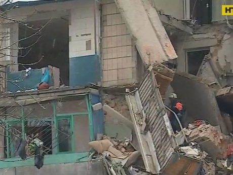 В Фастове на месте мощного взрыва до сих пор работают правоохранители и спасатели
