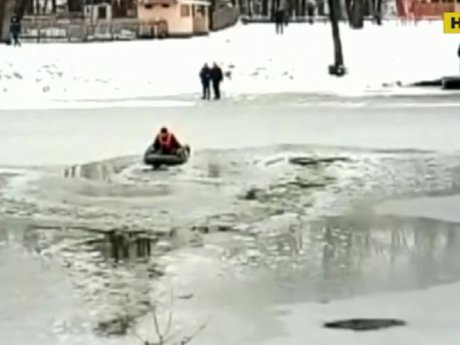 В Сумах иностранец бросился спасать пса, провалившегося под лед, и сам ушел под воду