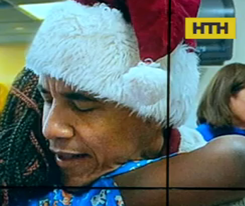 Барак Обама в шапке Санта-Клауса поздравил детей в больнице Вашингтона