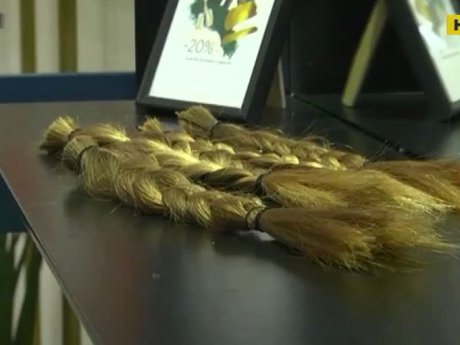 Десятки женщин и девушек отрезают свои длинные волосы ради онкобольных детей