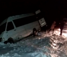 Україну засипало снігом: обмежено рух транспорту на дорогах державного значення