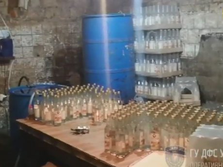 У Києві викрили підпільний цех, де виготовляли фальсифіковану горілку